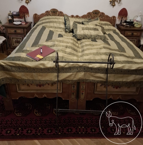 Bild 164 - (Doppel)bett aus Holz mit Verziehrungen