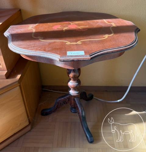 010 - Antiker Beistelltisch