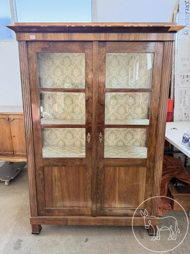 05 - Antike Holzvitrine, verglast