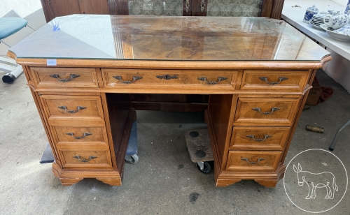 33 - Massiver antiker Schreibtisch