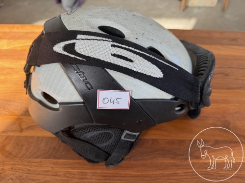 45 - Schihelm mit Brille