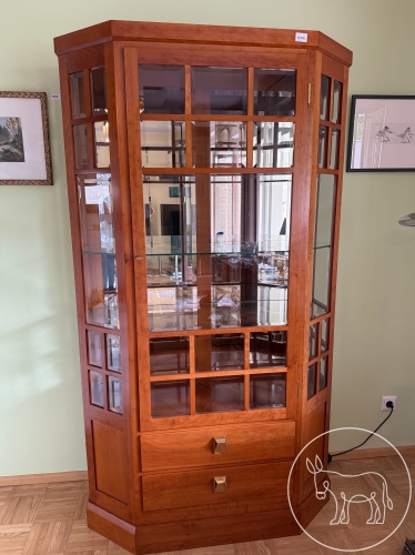 040 - Wunderschöne massive Vitrine