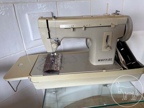 042 - Nähmaschine und Zubehör