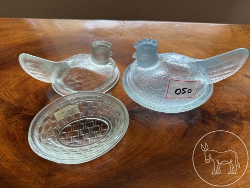 Bild 050 - 2 Glasschatullen in Hühnerform