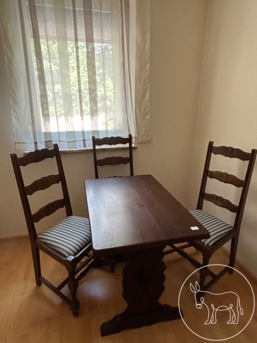 133 - Rustikaler Tisch mit 3 Sesseln