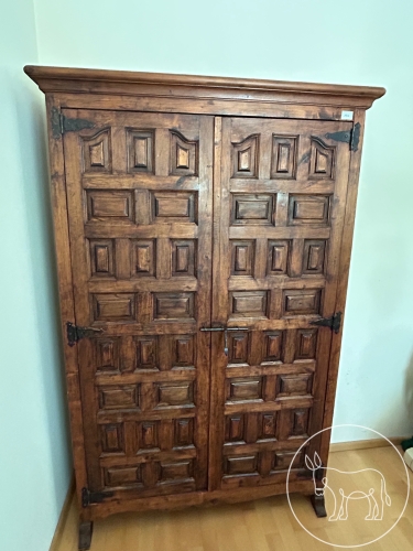 134 - Rustikaler schmaler Schrank