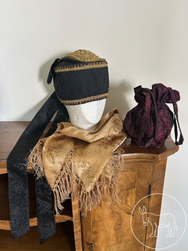 175 - Goldhaube mit Trachtenjacke, Beutel und Tuch