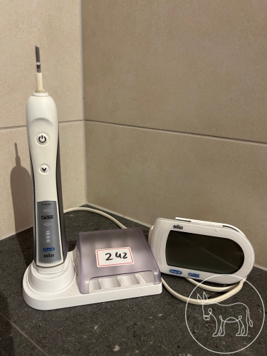 242 - Oral B Elektrische Zahnbürste
