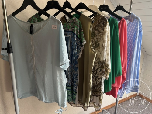 Bild 293 - Tuniken Konvolut