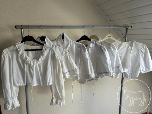 316 - 7 weiße Dirndlblusen