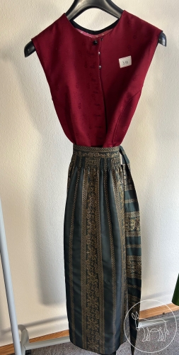 318 - Weinrotes Dirndl