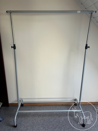 Bild 321 - Kleiderständer auf Rollen