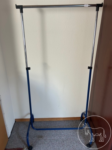 Bild 322 - Kleiderständer auf Rollen