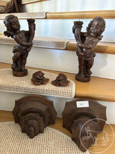 462 - Engel und Holzregale