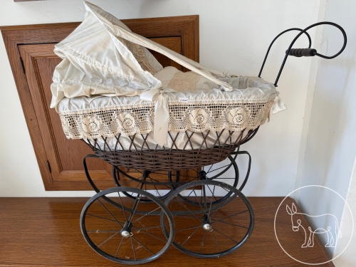 011 - Antiker Puppenwagen mit Puppe