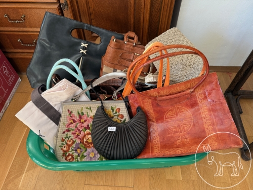 Bild 017 - Wäschekorb mit Handtaschen