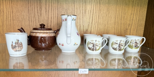Bild 050 - Kannen und Tassen Konvolut