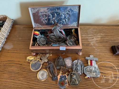 Bild 066 - Kiste mit Abzeichen