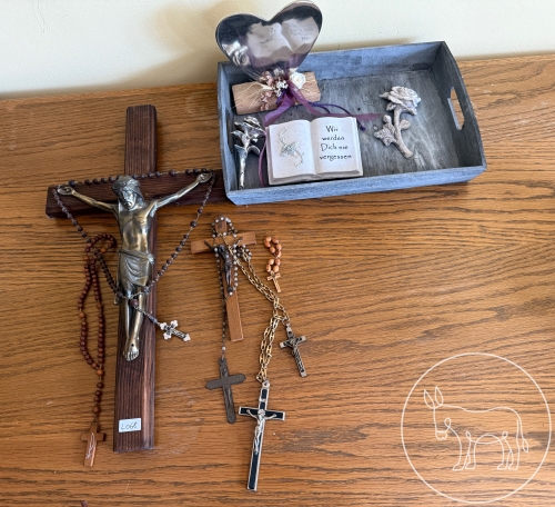 Bild 068 - Kreuze und Rosenkränze