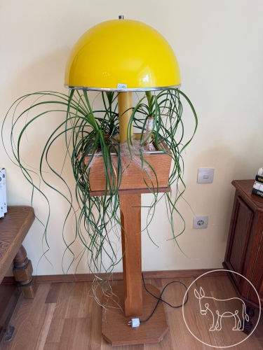 Bild 083 - Blumenständer mit Lampe