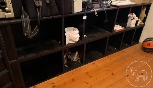 Bild 146 - Schwarzes Regal ohne Inhalt