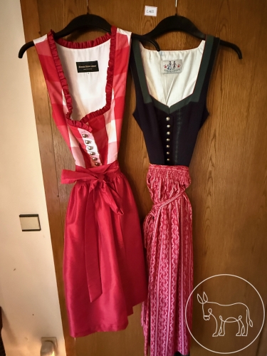 Bild 163 - 2 Dirndlkleider