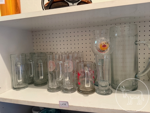 Bild 238 - Verschiedene Krüge und Gläser