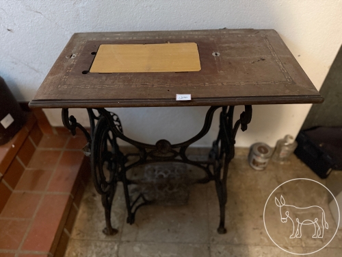 Bild 290 - Singer Nähmaschinen Tisch