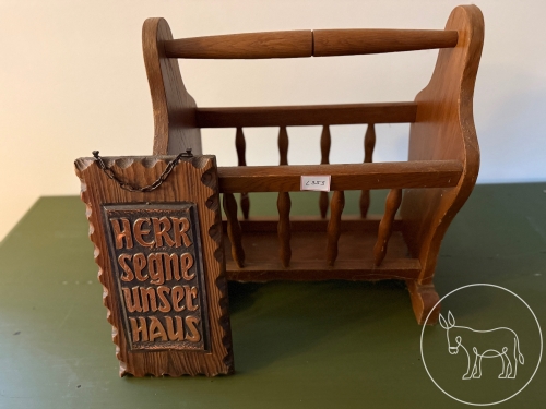 Bild 353 - Zeitungsständer und Schild