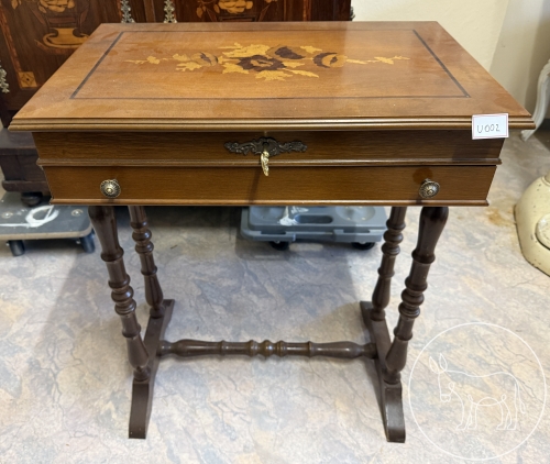 002 - Antiker Beistell-/Schminktisch