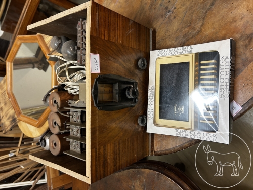 161 - Altes Telefon mit Telefonbuch