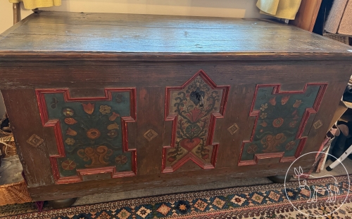 013 - Antike Holztruhe