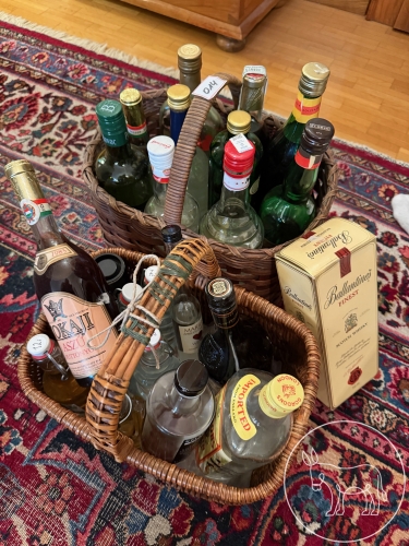 014 - 2 Körbe, Schnaps, Spazierstock