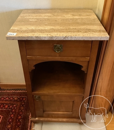 047 - Massiver Nachttisch