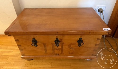 051 - Antike Holztruhe