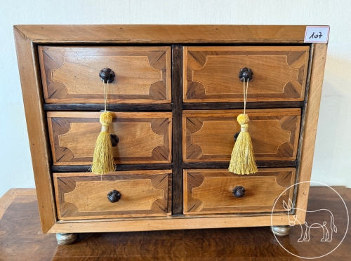 107 - kleine antike Holzkommode