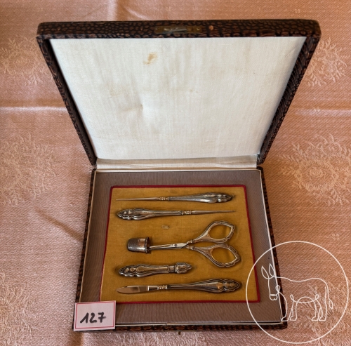 127 - Antikes Nähzeug in Schatulle