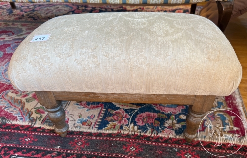 137 - gepolsterter Fußschemel