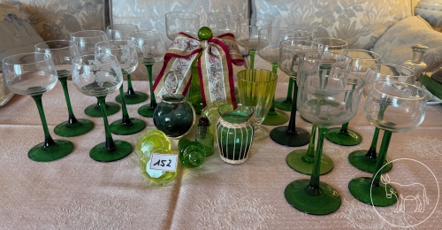 152 - grünes Glas Konvolut