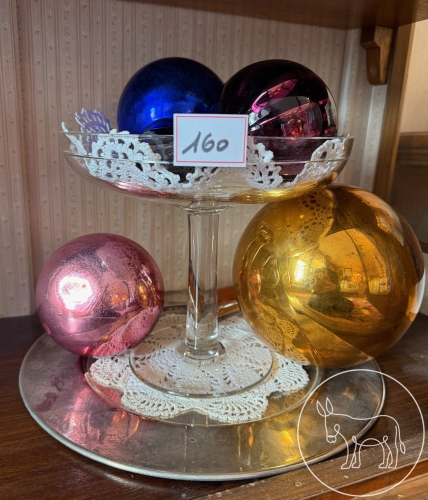 160 - Konfektschale und Rosenkugeln