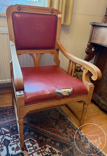 207 - Antiker massiver Ledersessel