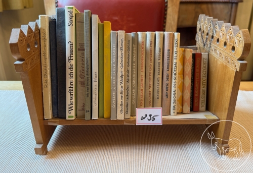 235 - Kleines Holzregal mit Büchern