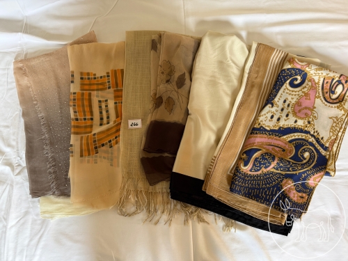 Bild 266 - Schals und Tücher Konvolut