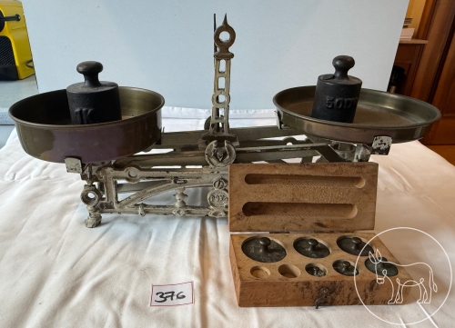 376 - antike Waage inkl. Gewichte