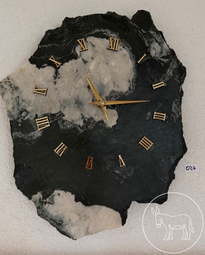 Bild 027 - Wanduhr auf Steinplatte