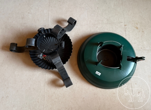 Bild 037 - 2 Christbaumständer