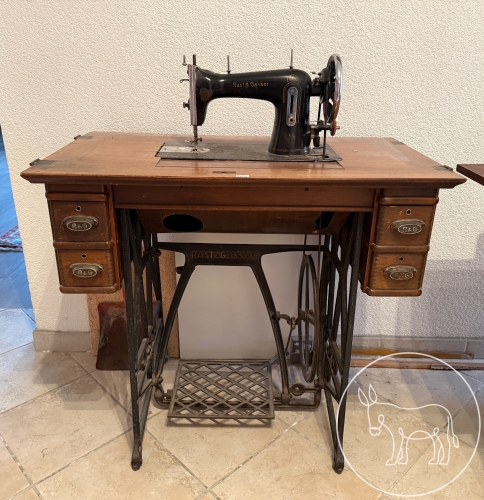 054 - Antike Nähmaschine