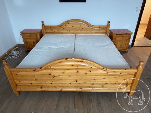 066 - Holzbett und Nachtkästchen