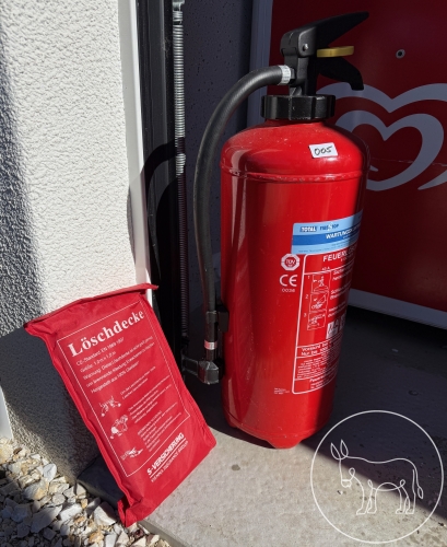 Bild 005 - Feuerlöscher und Löschdecke