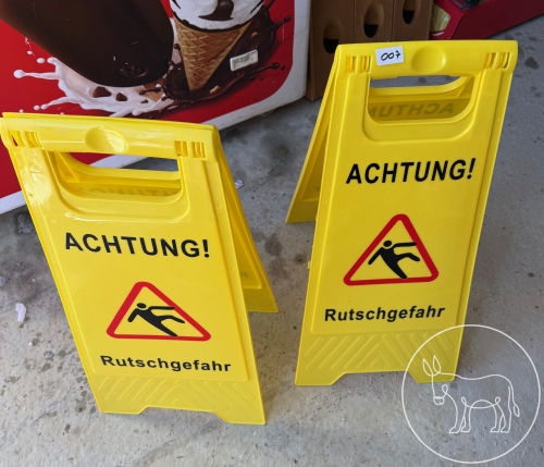 Bild 007 - 2 Rutschgefahr-Aufsteller